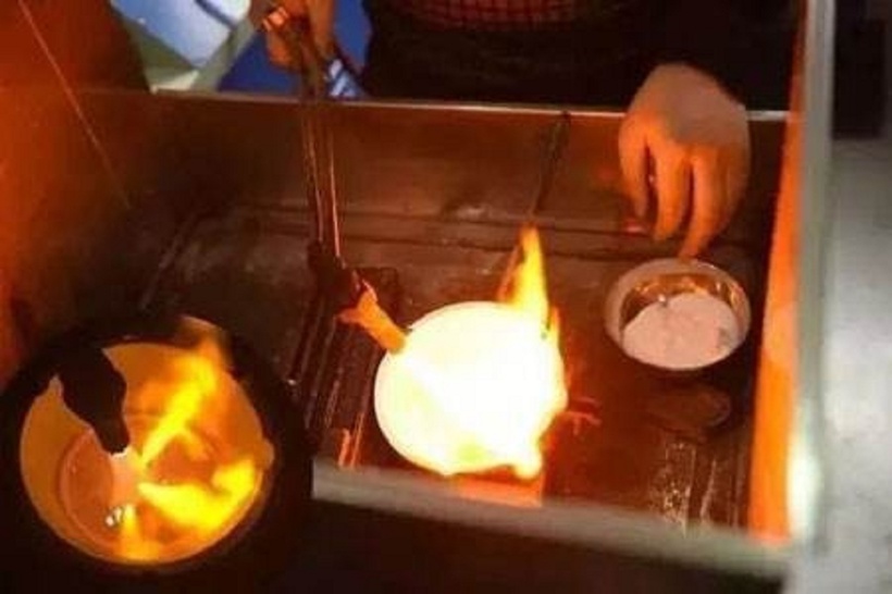 Lão nông đem cổ vật đi nung chảy. Ảnh minh họa/Sohu