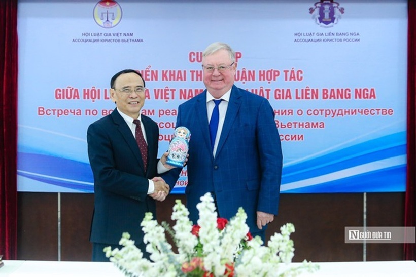 TS. Nguyễn Văn Quyền – Bí thư Đảng đoàn, Chủ tịch Hội Luật gia Việt Nam và ông Stepashin Sergey Vadimovic - Chủ tịch Hội Luật gia Liên bang Nga, nguyên Thủ tướng Nga trong cuộc họp triển khai hợp tác song phương.