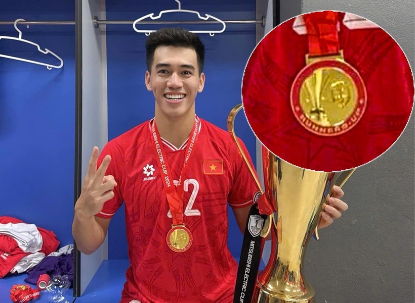 Tiến Linh gặp sự cố bất ngờ với tấm huy chương AFF Cup. Ảnh: VietNamnet