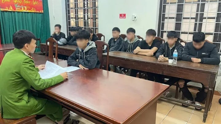 Công an lấy lời khai các đối tượng. Ảnh: Công Lý