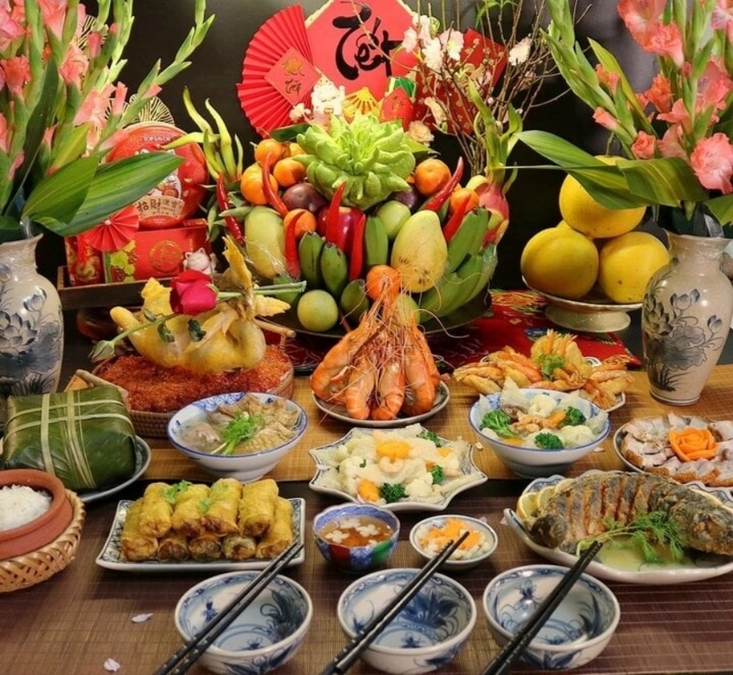 Nhiều nơi mâm cỗ Tết gồm có 4 bát, 4 đĩa làm chủ đạo tượng trưng bốn mùa và bốn phương. Mâm cỗ lớn thì 6 bát, 6 đĩa hoặc 8 chén, 8 đĩa tượng trưng cho phát lộc, phát tài. Các món trong mâm cỗ thường có gà luộc, giò lụa, canh bóng, canh măng, nem rán, giò xào, hành muối, xôi gấc...