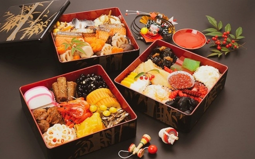 Trong hộp Osechi Ryori có rất nhiều món khác nhau tùy sở thích cá nhân hoặc theo phong tục vùng miền. Điểm chung là chúng đều có màu sắc tươi sáng, bắt mắt. Mỗi một phần Osechi Ryori có nhiều tầng (thường là từ 3 đến 5 tầng).