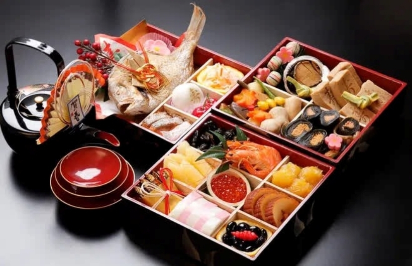 Dù Nhật Bản đã chuyển sang đón năm mới vào Tết Dương lịch nhưng người dân vẫn tổ chức đón Tết Âm lịch. Thay vì bày thịnh soạn cả mâm đủ đầy, người Nhật ăn và tặng nhau Osechi Ryori.