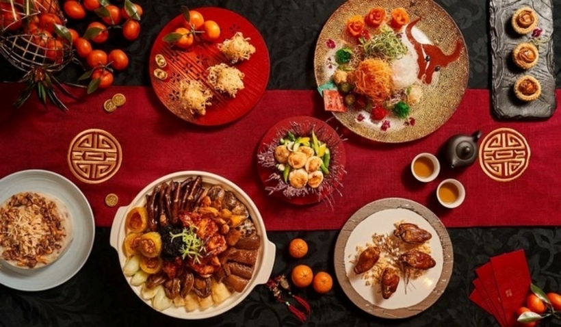 Dù ảnh hưởng nhiều bởi văn hóa Trung Hoa, mâm cơm ngày Tết của người Singapore cũng có nhiều điểm riêng đặc sắc. Bữa ăn chuẩn phải có 8 món chính. Trong đó, Phát tài (hay còn gọi Lo Hei, Yuseng) là bắt buộc không thể thiếu. Món này bao gồm cá hồi sống, rau củ thái sợi như đu đủ, khoai môn, bưởi, gừng...