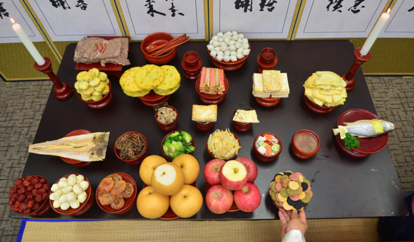 Ẩm thực xứ kim chi có rất nhiều món ăn đẹp mắt và tinh tế. Mâm cỗ cúng giao thừa và các ngày Tết của người Hàn phải có tới hơn 20 món. Các món ăn tuy có thể vẫn là thức ăn quen thuộc thường ngày như cá, bánh bao, hồng khô, rau củ, bánh cổ truyền,... nhưng phải được chuẩn bị trang trí đẹp mắt, sắp xếp theo một nguyên tắc nhất định.