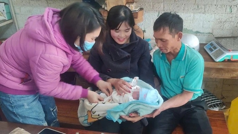 Bé trai được người dân chăm sóc. (Ảnh: PLO)