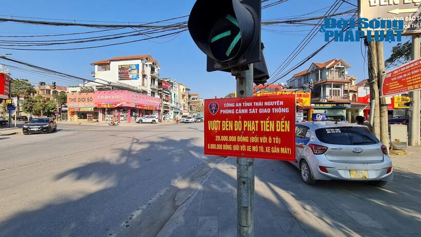 Các biển tuyên truyền được thiết kế rõ ràng, dễ nhận biết, cung cấp thông tin chi tiết về mức xử phạt theo Nghị định 168/2024/NĐ-CP