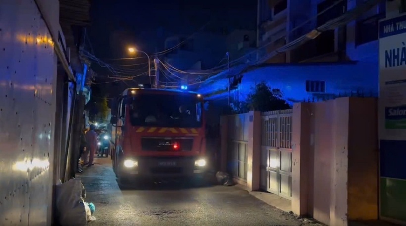 Lực lượng Cảnh sát PCCC và CNCH kịp thời tiếp cận khống chế đám cháy. Ảnh: VietNamNet.