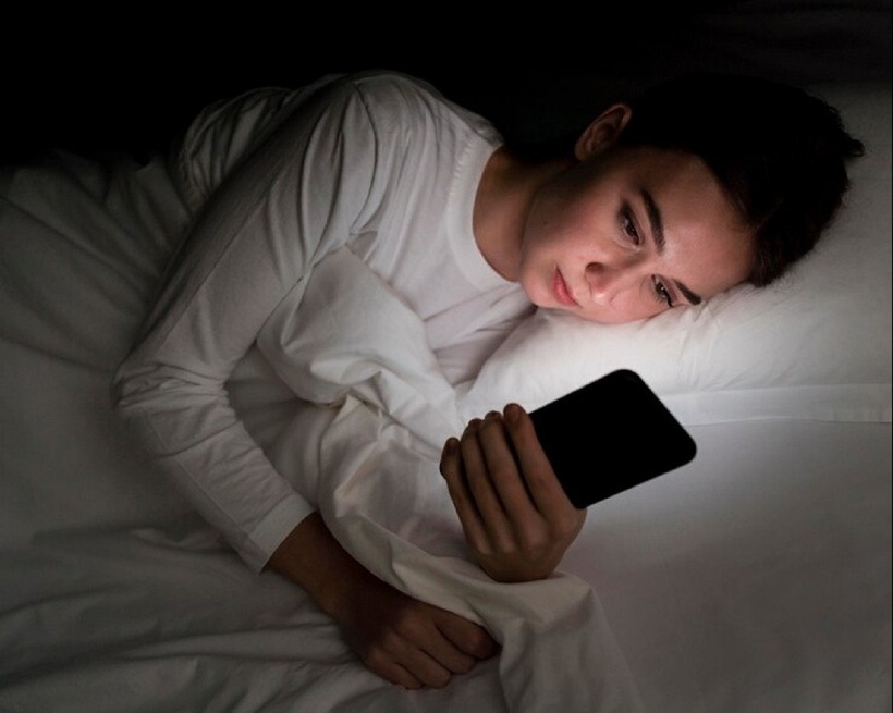 Sử dụng điện thoại trong 20 phút sau 21h tối sẽ làm tăng đáng kể mức độ mệt mỏi, thậm chí ảnh hưởng đến sự tập trung tại nơi làm việc vào ngày hôm sau. Ảnh minh họa.