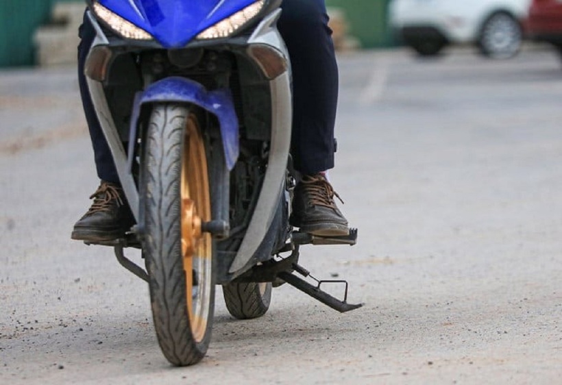 Phạt tiền từ 8 - 10 triệu đồng đối với người điều khiển xe lạng lách, đánh võng trên đường bộ; sử dụng chân chống hoặc vật khác quệt xuống đường khi xe đang chạy. Ảnh minh họa