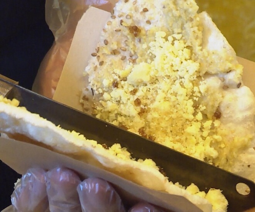 Khi kê đã chín, người bán sẽ khéo léo phết một lớp kê nóng hổi lên trên chiếc bánh đa nướng giòn tan.