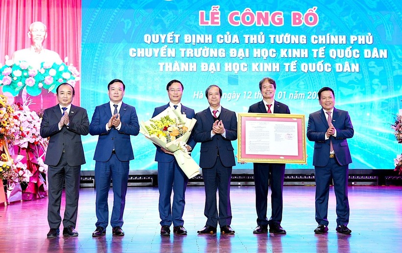 Bộ trưởng GD&ĐT Nguyễn Kim Sơn (thứ tư từ trái sang) trao quyết định nâng trường Đại học Kinh tế quốc dân lên thành Đại học Kinh tế quốc dân. (Ảnh: VTC News)