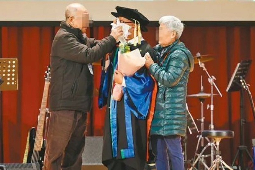 Ah Chun tù nhân đầu tiên ở Hong Kong (Trung Quốc) nhận bằng tiến sĩ. Ảnh: WWP