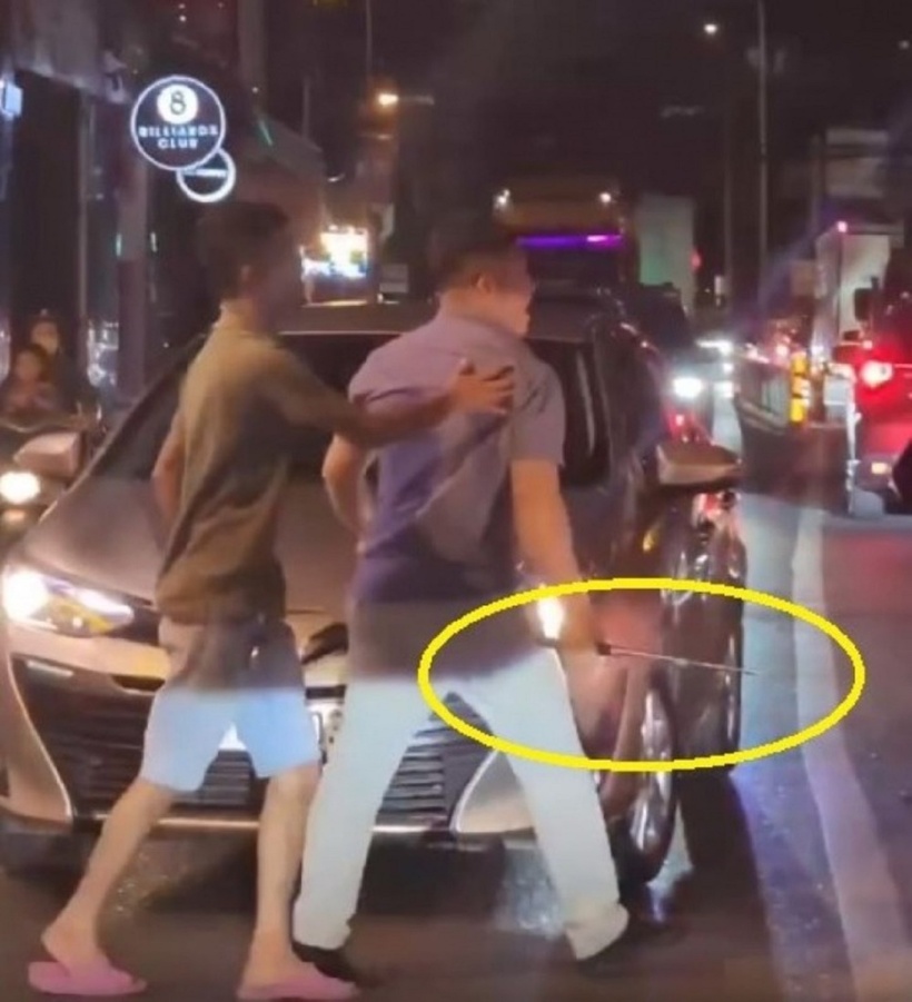 Người đi đường can ngăn nhưng người này vẫn lao đến tìm tài xế xe ôm để đánh. Ảnh: Công an nhân dân.