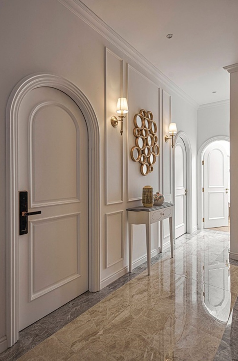 Cửa ra vào của các căn phòng trong biệt thự được thiết kế vòm tròn thay vì hình chữ nhật truyền thống.