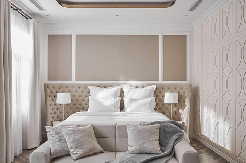 Giường ngủ có hai lối đi theo tiêu chuẩn thiết kế của phòng khách sạn hạng sang. Đối diện guiowngf ngủ là TV, các túi xách hàng hiệu, một chiếc tủ lạnh và ghế để cô thư giãn, đọc sách.