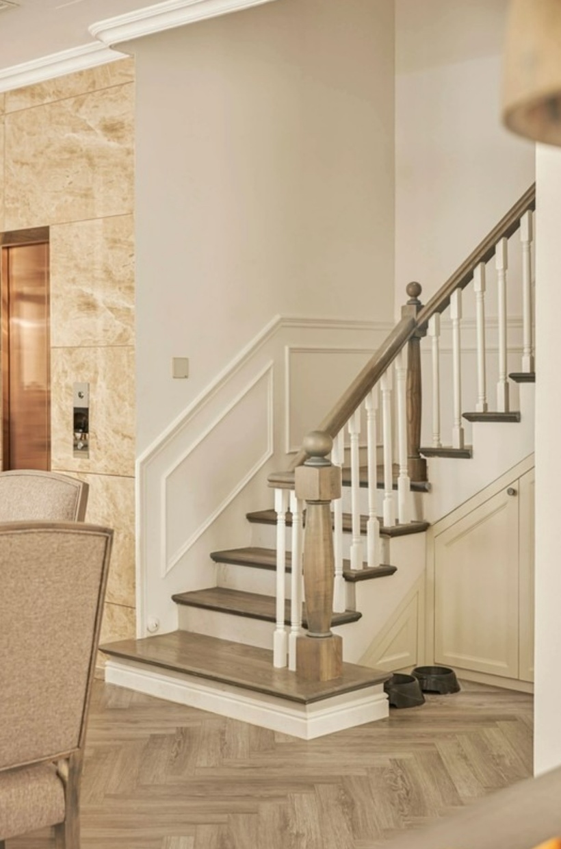 Diện tích nhà lớn nên ngoài thang bộ, Hương Giang cho lắp đặt thang máy di chuyển giữa các tầng. Được biết, thang máy có giá trị gần 1 tỷ đồng, ốp inox mạ vàng màu rose gold.