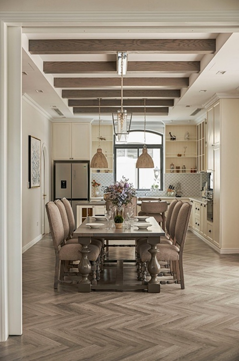 Ở bên trong, phần trần nhà được&nbsp;ốp các song gỗ lớn màu xám.