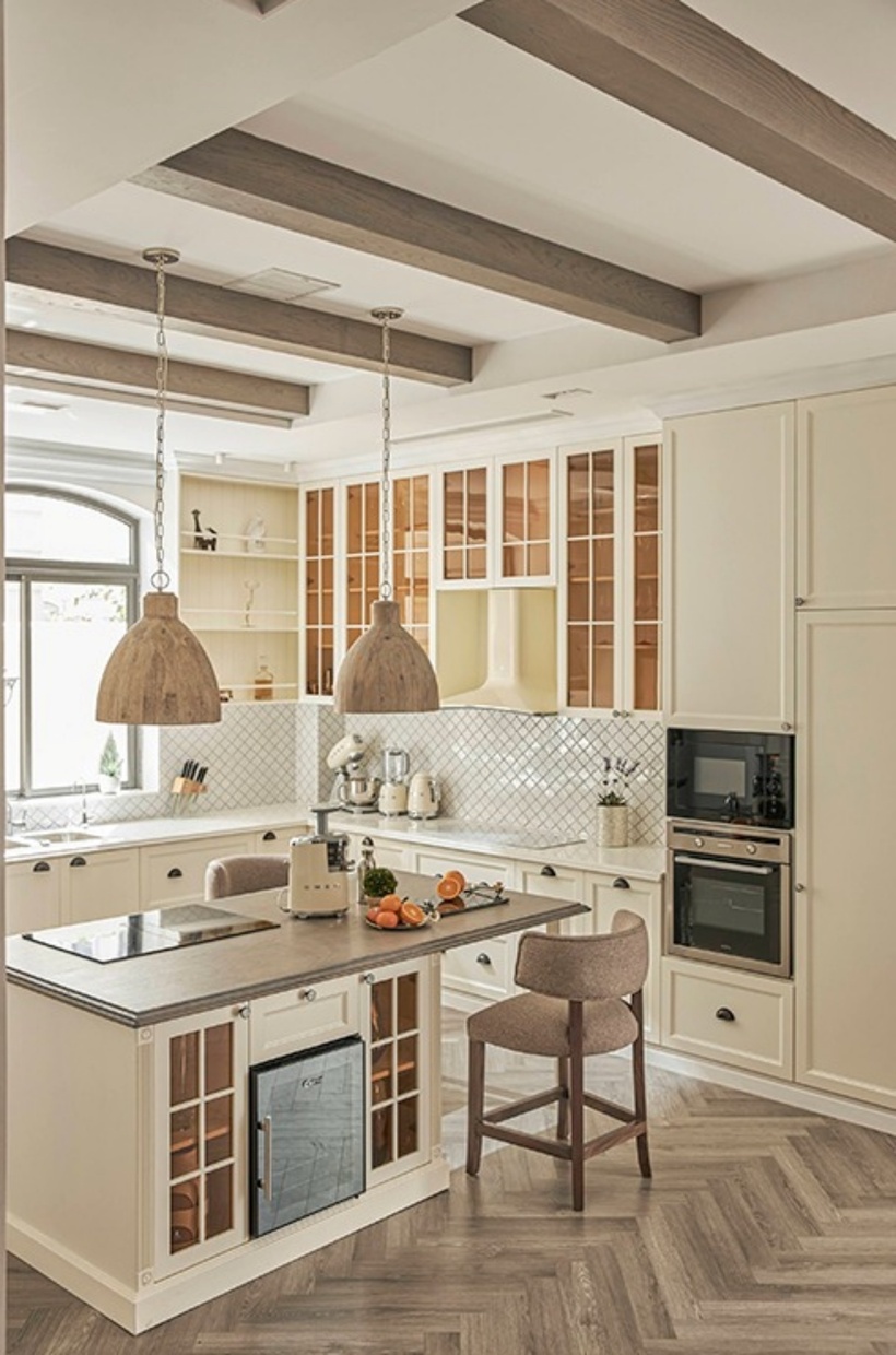 Phòng khách gây ấn tượng với sự kết hợp hài hòa của màu trắng kem với các gam màu trung tính. Giữa phòng khách và phòng bếp được ngăn cách bằng một cánh cửa lùa.