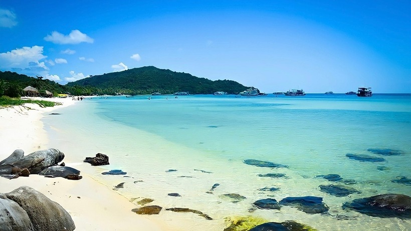 Bãi cát vàng mịn trải dài, làn nước trong xanh và những hàng dừa xanh mát là điểm nhấn của Bãi Ông Lang. Ảnh minh họa.
