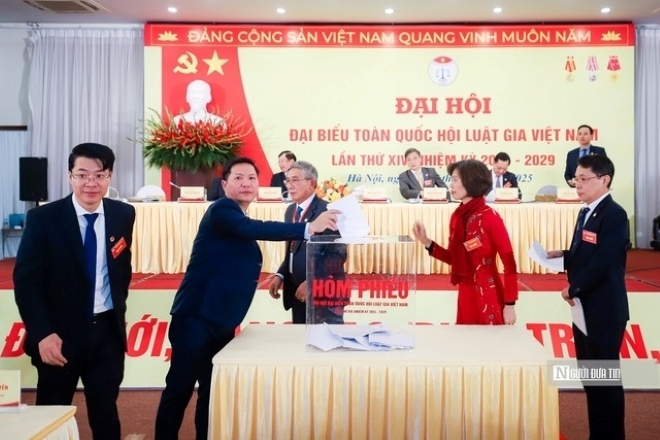 Các đại biểu bỏ phiếu bầu ra 103 nhân sự vào Ban Chấp hành khoá XIV.