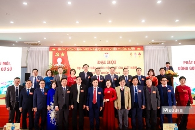 Các đại biểu chụp ảnh lưu niệm.