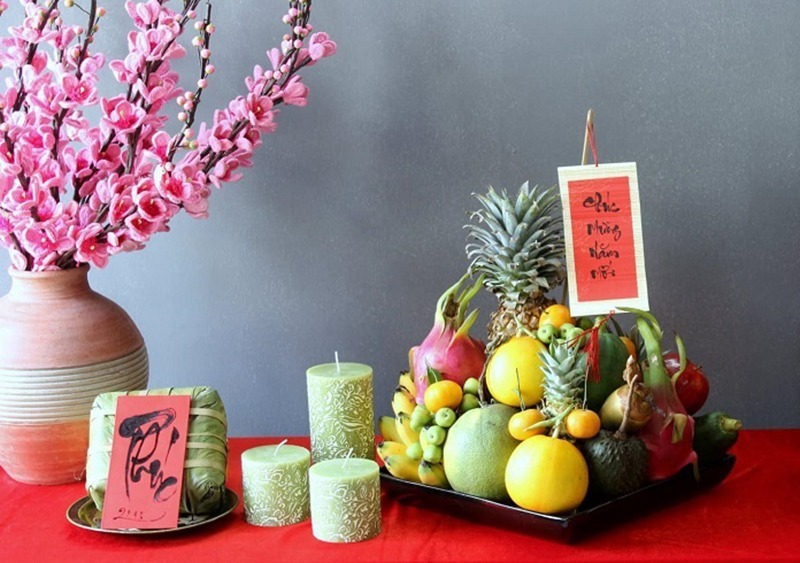 Mâm ngũ quả&nbsp;thường gồm năm loại hoa quả khác nhau được bày biện trên ban thờ tổ tiên vào dịp&nbsp;Tết Nguyên Đán