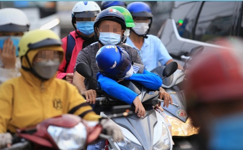 Chở trẻ em trên 6 tuổi ngồi trước sẽ bị CSGT phạt tới 10 triệu đồng theo Nghị định 168. (Ảnh: Thanh niên)