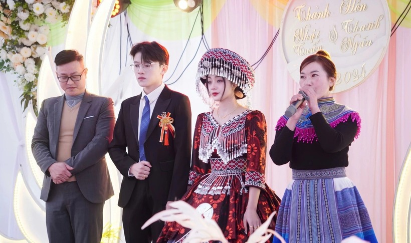 Hình ảnh cô dâu mặc váy, đội mũ với nhiều hạt cườm, đính các sợi trang trí tinh xảo. Ảnh: VTC News.