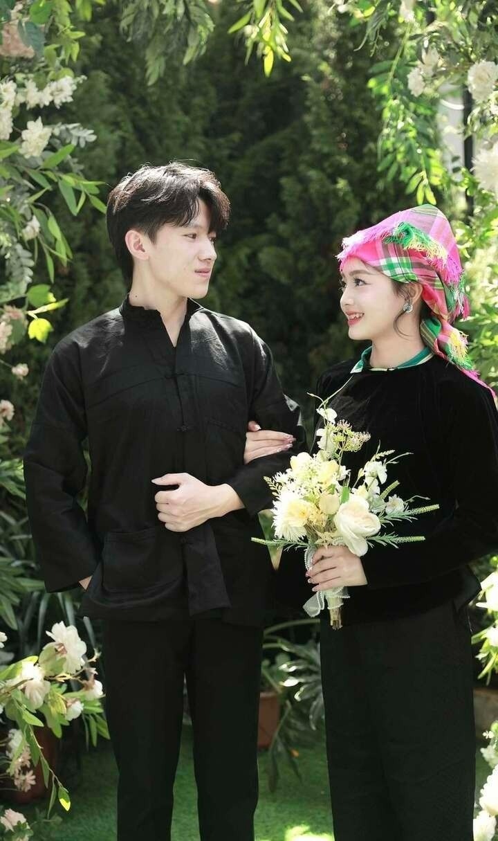 Một số phong tục đặc trưng của người Mông vẫn được gia đình giữ gìn trong đám cưới cặp đôi. Ảnh: VTC News.