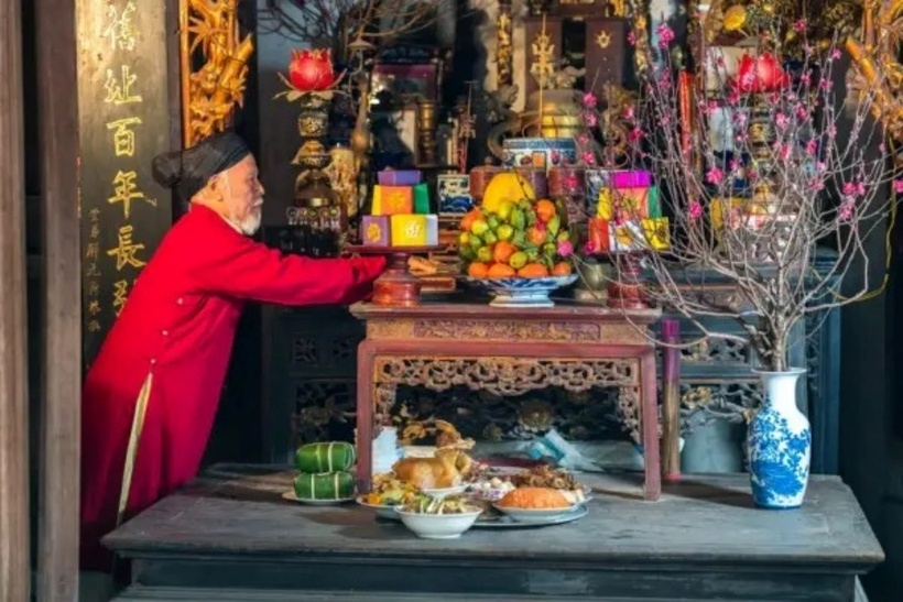 Việc lau dọn bàn thờ nên thực hiện thường xuyên để duy trì sự linh thiêng và sạch sẽ.
