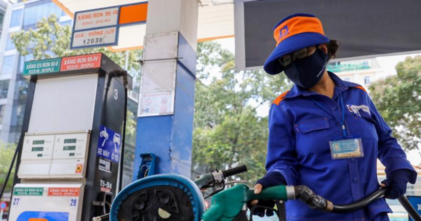 Ở kỳ điều hành ngày 9/1, giá xăng E5 RON92 tăng 374 đồng/lít, không cao hơn 20.431 đồng/lít. Giá xăng RON95 tăng 273 đồng/lít, không cao hơn 21.019 đồng/lít. Ảnh minh hoạ