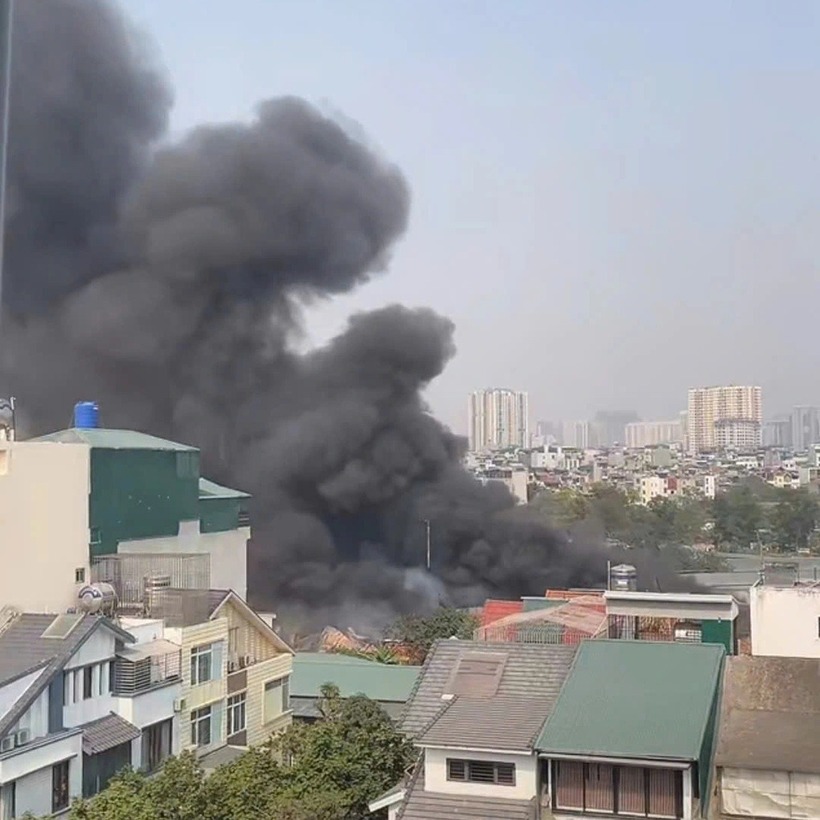 Cột khói đen từ vụ hỏa hoạn bốc cao hàng chục mét. (Ảnh: Dân trí)