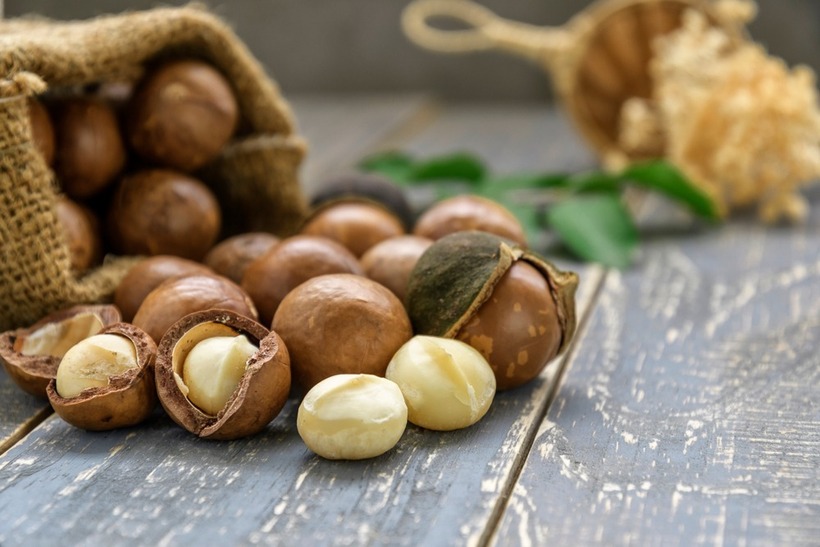 Hạt macca chứa nhiều calo, nên ăn với lượng vừa phải để tránh tăng cân.