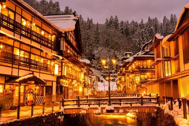 Thị trấn Ginzan Onsen thu hút du khách nhờ vẻ đẹp như tranh vẽ.