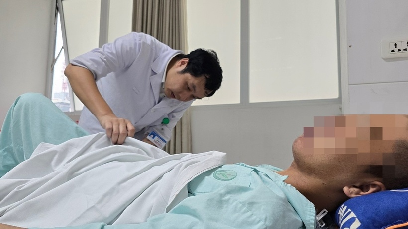 Bác sĩ khám cho người bệnh sau phẫu thuật. Ảnh: BVCC.