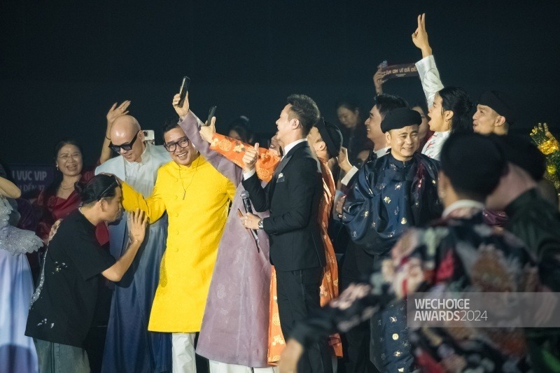 Các anh tài vui mừng khi nhận giải thưởng.