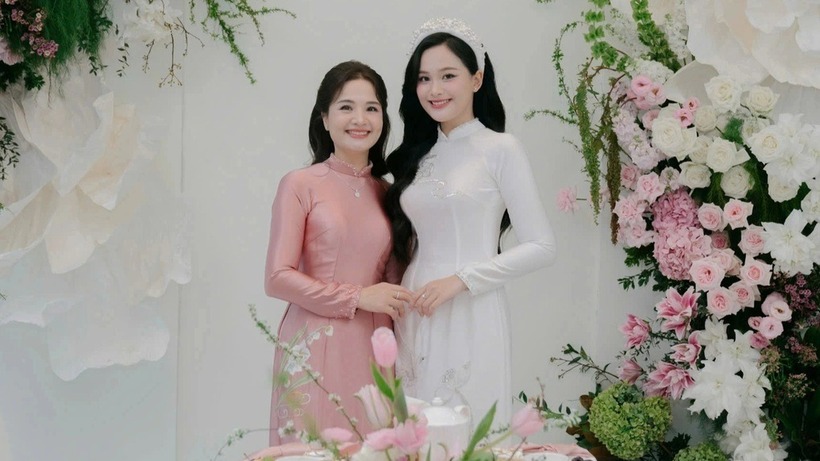 Vì trẻ trung, tươi tắn nên khi đi ra ngoài cùng con gái, mẹ Lan Vy luôn bị người ngoài nhầm là chị của con gái. Ảnh: Báo Dân trí.