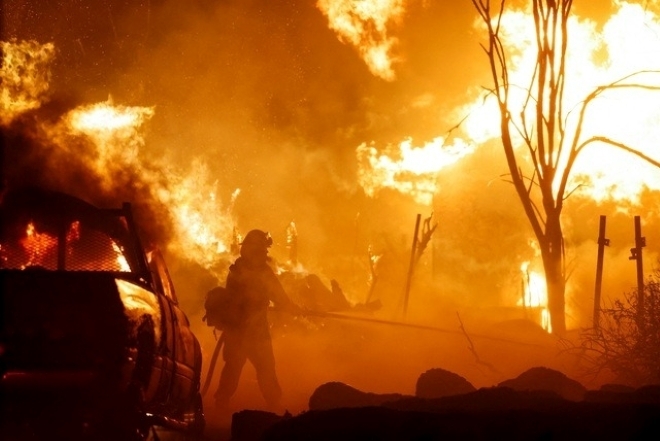Cháy rừng ở California kéo dài, gây thiệt hại nặng nề. Ảnh: Reuters