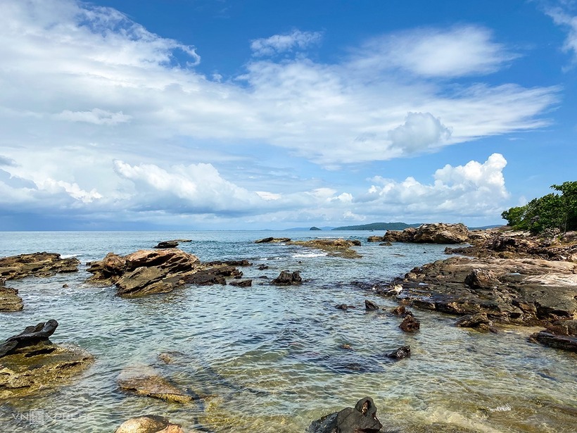 Gành Dầu sở hữu gành đá tự nhiên, nơi du khách có thể ngồi ngắm cảnh. Ảnh minh họa.
