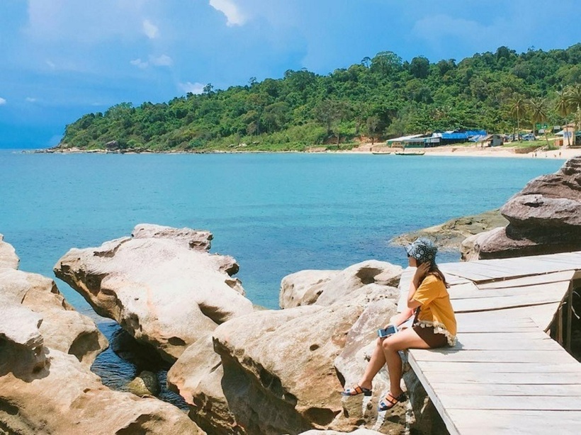 Đến Mũi Gành Dầu, du khách có cơ hội ngắm nhìn biển xanh, gành đá nhấp nhô và hải giới Campuchia. Ảnh minh họa.