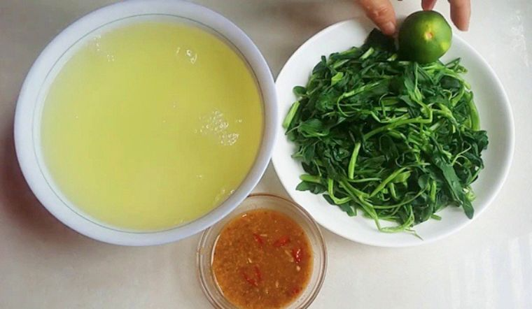 Chanh giúp bạn kiểm tra chất lượng của rau muống