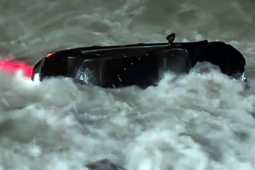 Ô tô Mercedes lao xuống biển ở Nha Trang. Ảnh: VietNamNet