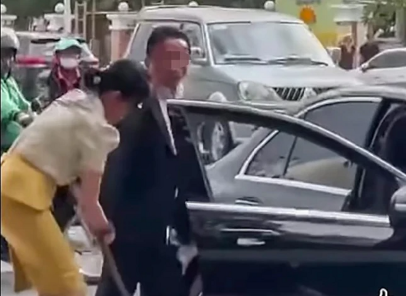 Ông Nguyễn Thanh Bình dùng kiếm đe dọa nhân viên đô thị tại TP Nha Trang. Ảnh: Tiền Phong