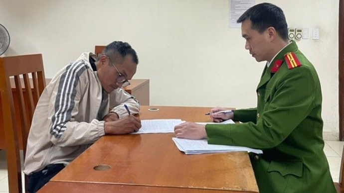 Đối tượng trộm cắp bình ắc quy tại cơ quan công an. Ảnh: Lao Động