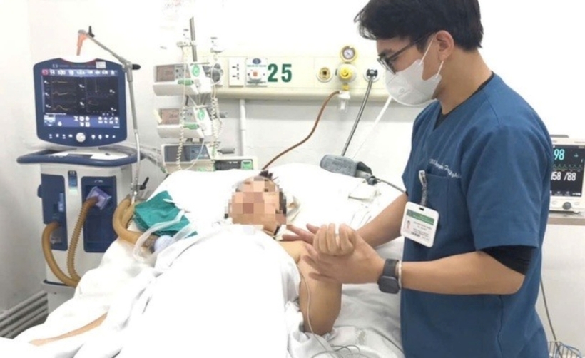 Bệnh nhân hiện đã phục hồi một phần chi trên, mục tiêu thời gian tới phục hồi vận động cơ bản chi trên để người bệnh có thể tự vận động trong sinh hoạt hàng ngày. Ảnh: Sức Khỏe & Đời sống