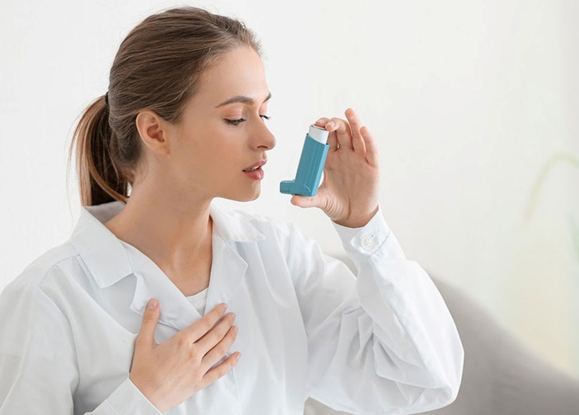 Để hạn chế khởi phát cơn hen, bệnh nhân cần điều trị chuyên khoa, dự phòng mỗi ngày tùy theo tình trạng bệnh. Ảnh minh họa