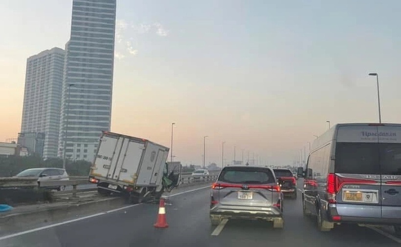Chiếc xe tải lao lên dải phân cách. (Ảnh: Dân trí)