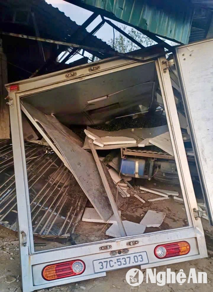 Thời điểm xảy ra tai nạn chiếc xe tải đang đi chở lá dong trên đường về chuẩn bị phục vụ thị trường Tết Nguyên đán 2025.