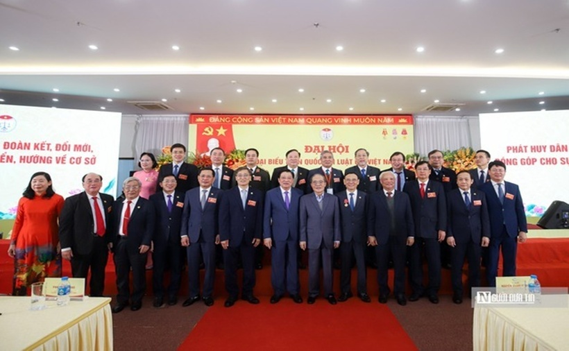 Lãnh đạo Đảng và Nhà nước chụp ảnh lưu niệm cùng Ban Thường vụ Hội Luật gia Việt Nam khóa XIV. (Ảnh: Hữu Thắng)